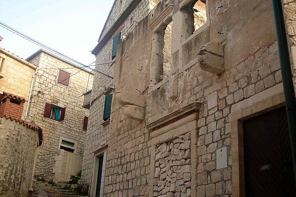 Pučišća stone buildings