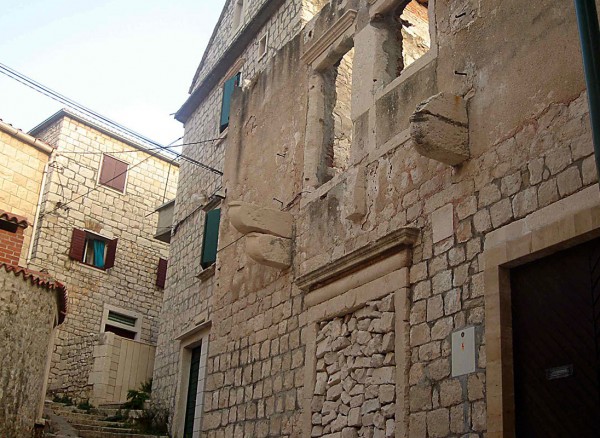 Pučišća stone buildings