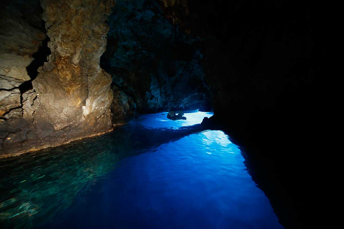 Голубая пещера турция. Река Сак Актун. Голубая пещера (Мави Магара). Голубой грот Хорватия. Турция Калкан голубая пещера.