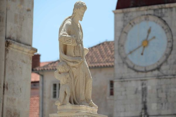 StatueofStLawrence-MainSquareTrogir-BlueLagoonTour