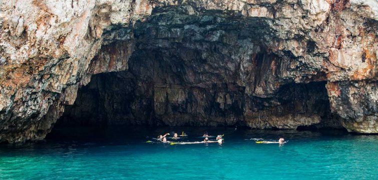 SwimmingGreenCaveentranceonSplitspeedboatour