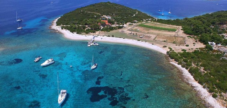 TurquoiseseaofBudikovacLagoonwevisitonspeedboatourfromSplit