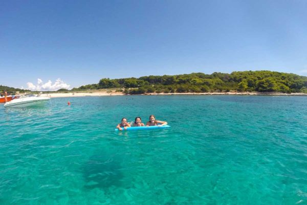 SwimmingincrystalseaofBudikovacisland