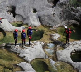 Guide shows the way through Cetina canyon