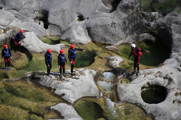 Guide shows the way through Cetina canyon