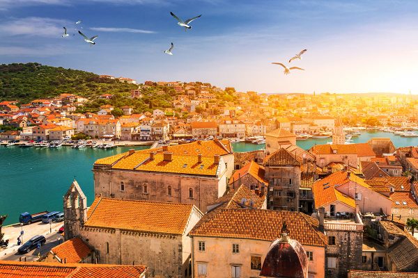 Seaguls-Trogir-rooftops-and-Ciovo