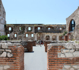 Walking inside Diocletian Palace