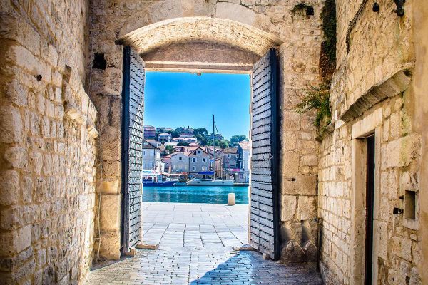 gates-of-trogir-blue-lagoon-tour