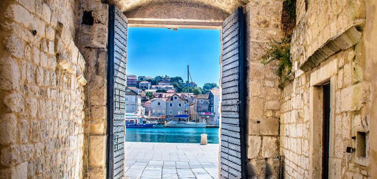 gates-of-trogir-blue-lagoon-tour