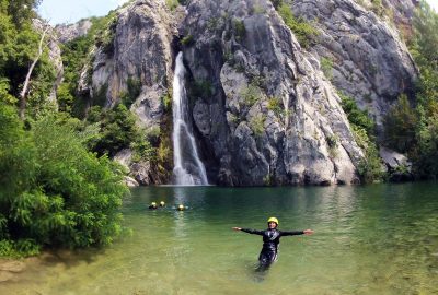 Enjoying the lake of Cetina by the large waterfall