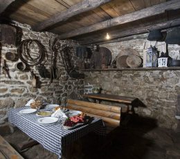 insidetraditionaldalmatiantavern-hikingtoursplit