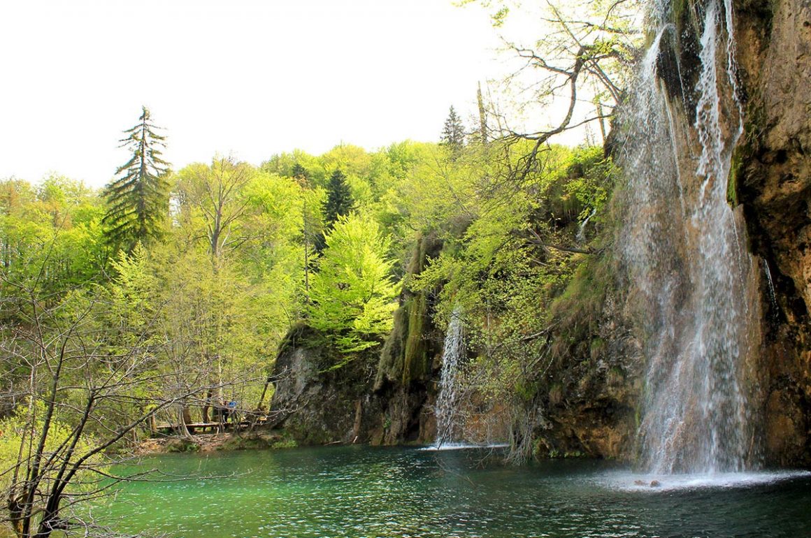 PlitviceLakesNP-waterfallandlake