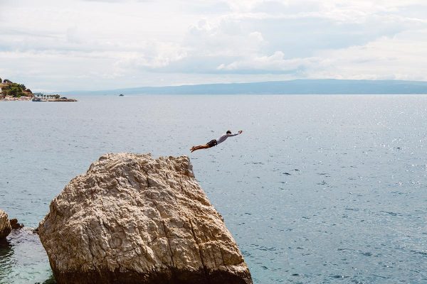 SeaKayakingTourSplit-cliffjumping