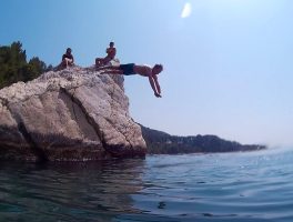 SeaKayakingTourSplit-cliffjumping-refreshmenttime